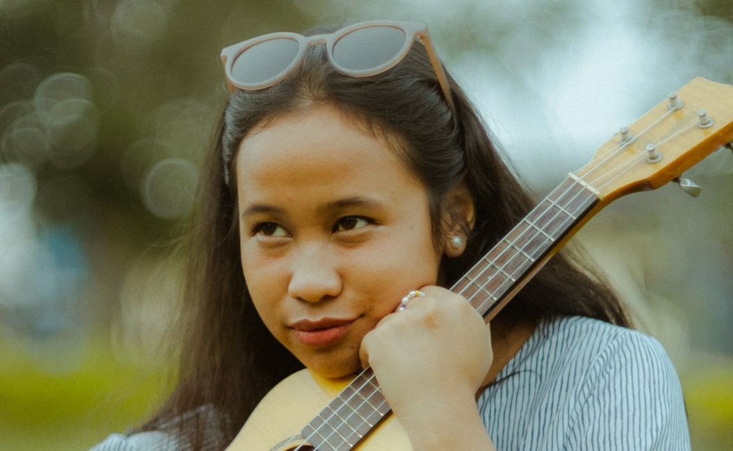 Lintang Ariani Mengagumi Pujaannya Dalam "The Whole Package"